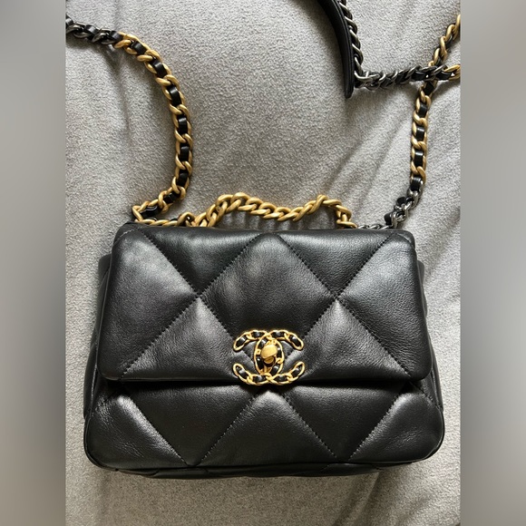 Chanel 19 medium size - Picture 1 of 9